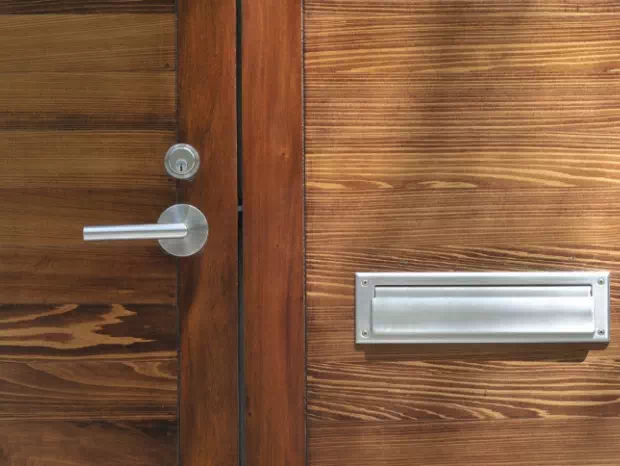 Drewniane drzwi z klamką
